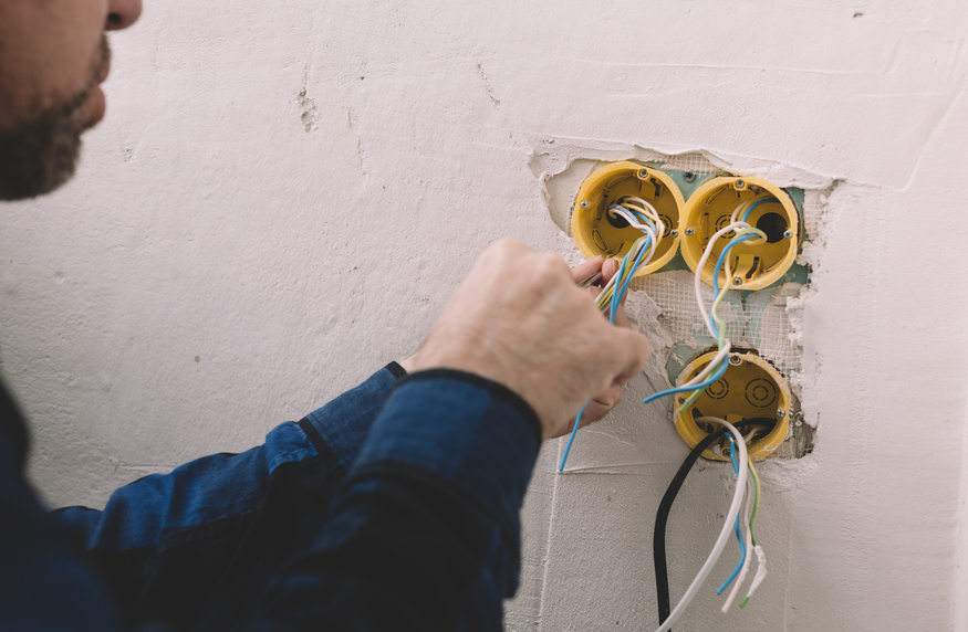 Elektriker vid eldragningar i vägg
