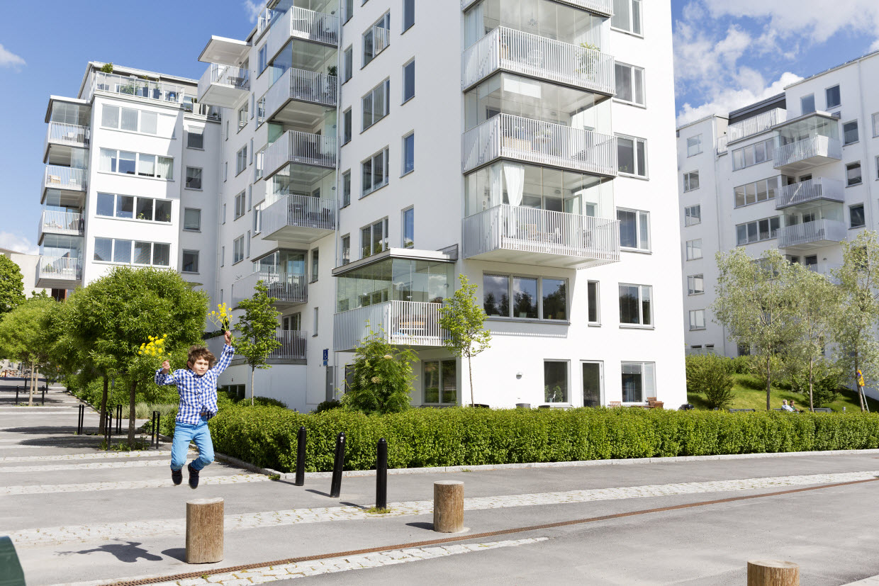 Pojke utanför flerbostadshus